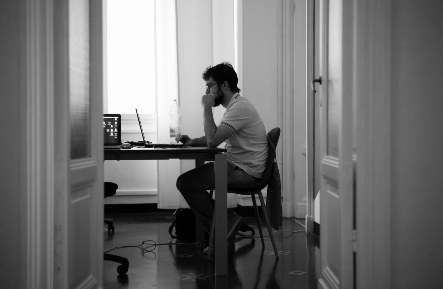 Empresarios trabajando en estrategias financieras avanzadas